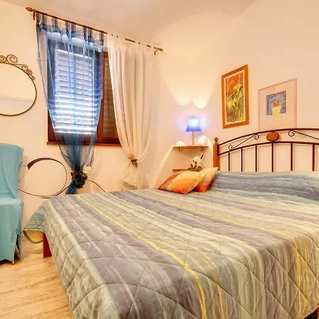 Adorable With Covered Terrace And Pool * Pula