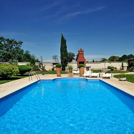 Adorable With Covered Terrace And Pool Pula