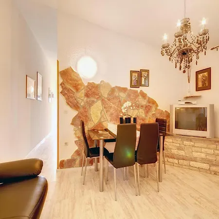 Adorable With Covered Terrace And Pool * Pula