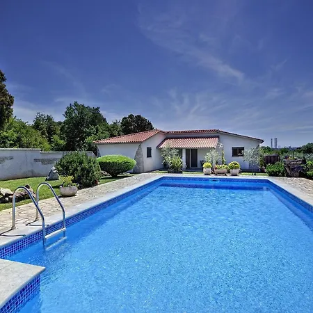 Apartment Adorable With Covered Terrace And Pool *