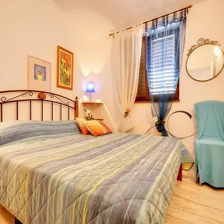Adorable With Covered Terrace And Pool Apartment Pula
