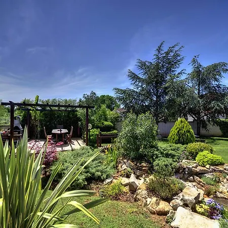 Adorable With Covered Terrace And Pool Pula